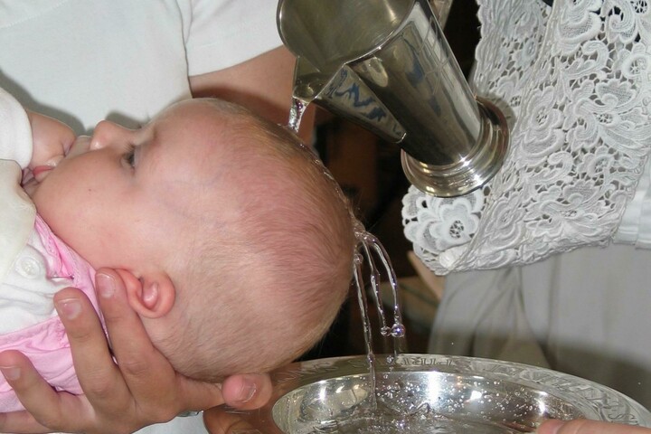 Symbolfoto: Ein Kind wird getauft