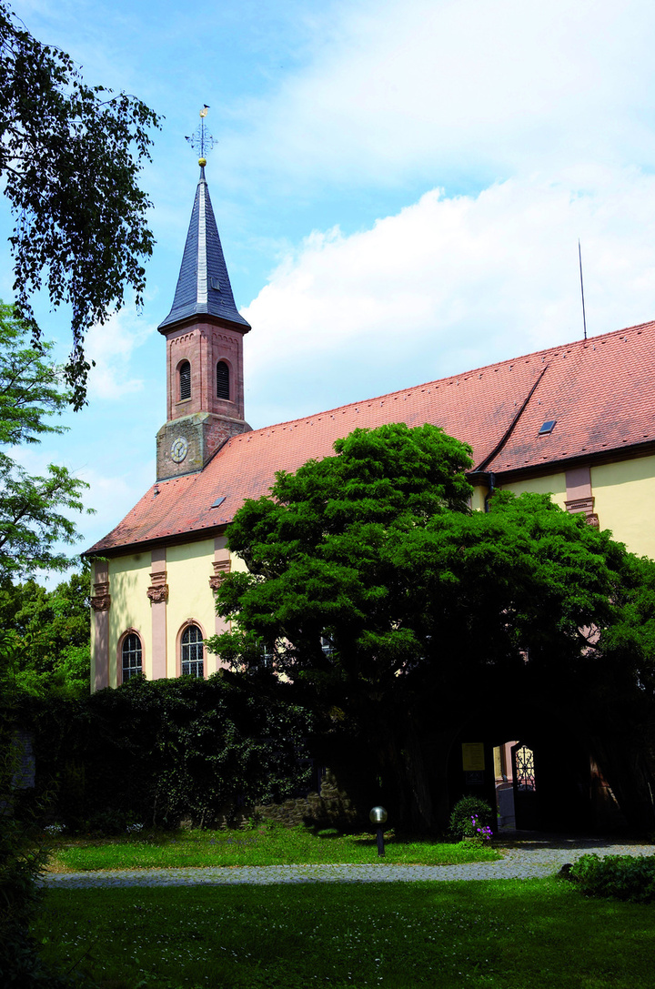 Außenansicht der Pfarrkirche in Schmerlenbach
