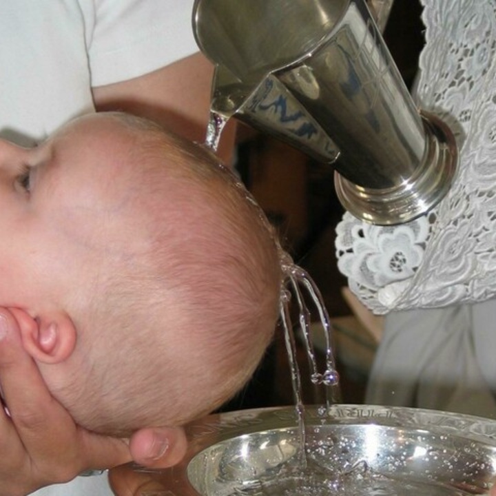 Symbolfoto: Ein Kind wird getauft